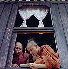 <B>Birmania, nel monastero della rivolta<br>'Noi, monaci che sfidammo il regime'</B>