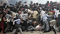 <B>Con gli studenti di Katmandu  <br>nella trappola dei soldati del Re  </B>