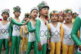 <B>I baby schiavi di Pechino 2008</B><br><B>cos nascono i gadget olimpici  </B>