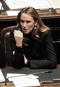 <B>Cdl, sconcerto tra le donne<br>per la gaffe di Berlusconi in tv  </B>